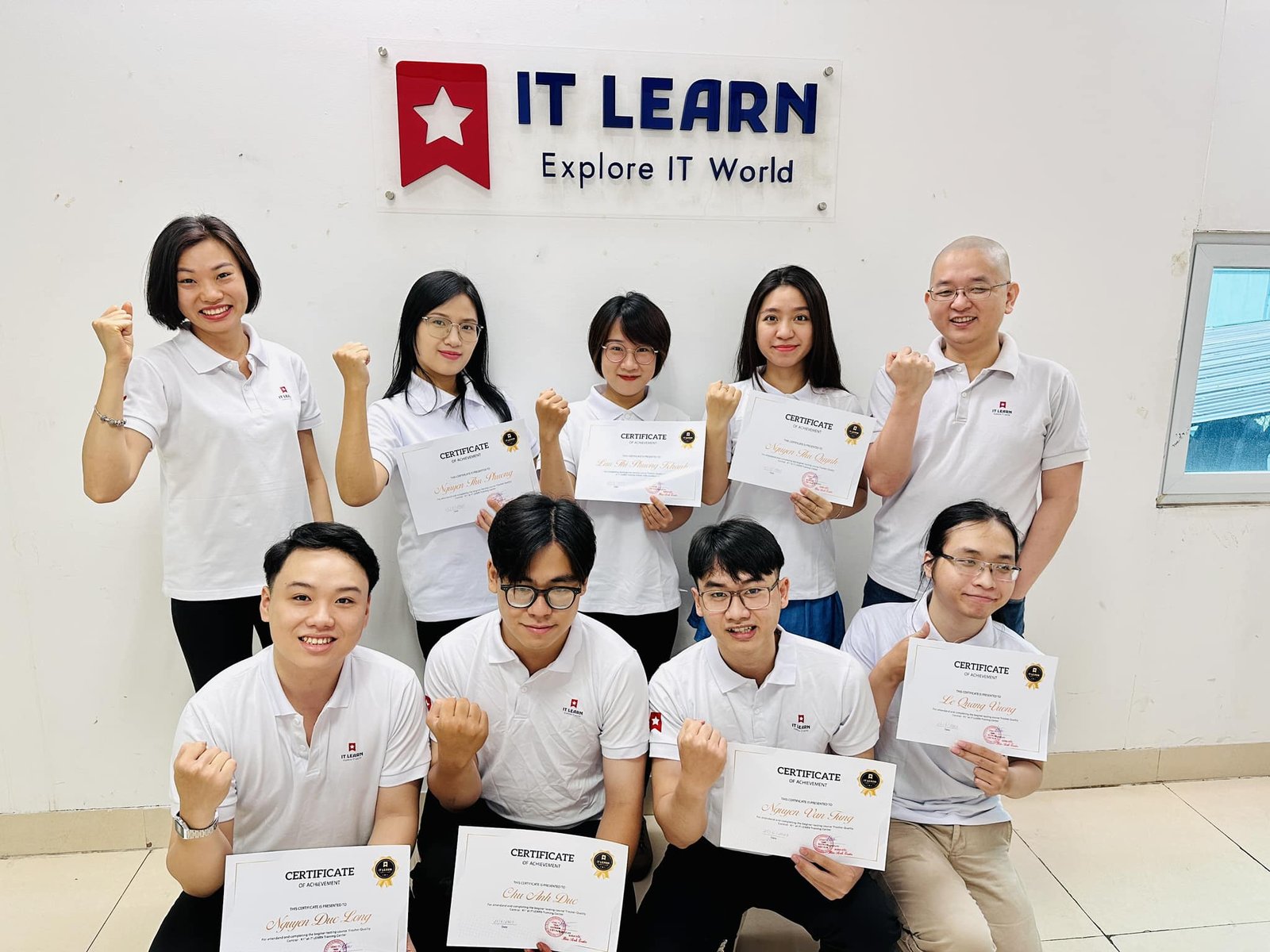 Học viên IT LEARN nhận chứng chỉ Tester với khoảnh khắc đầy năng lượng