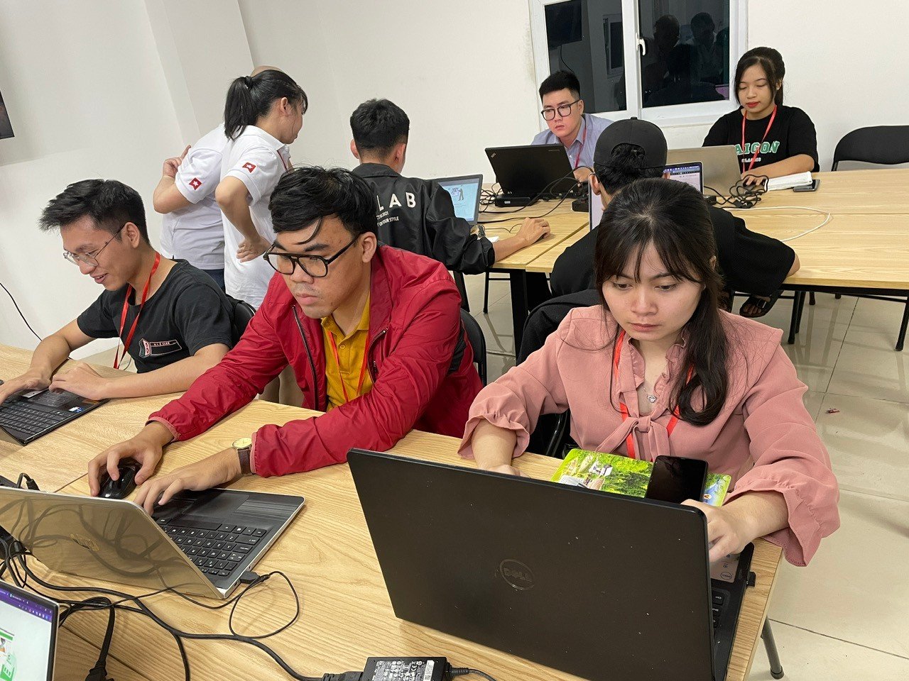 Lớp thực hành lab Tester tại IT LEARN — học viên làm bài tập trên máy với mentor hỗ trợ