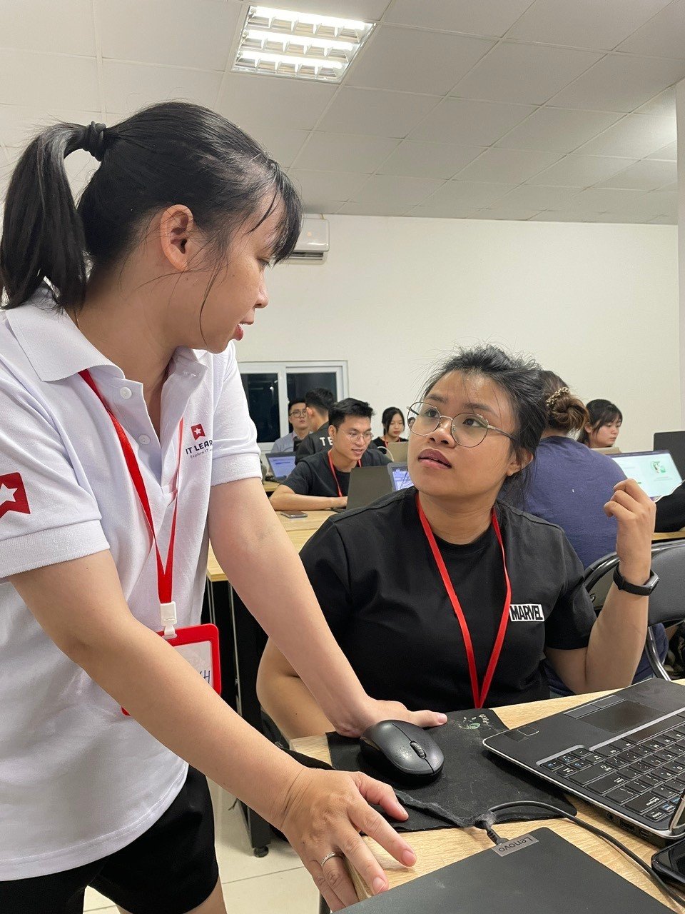 Mentor IT LEARN hướng dẫn 1-1 cho học viên trong buổi thực hành tester